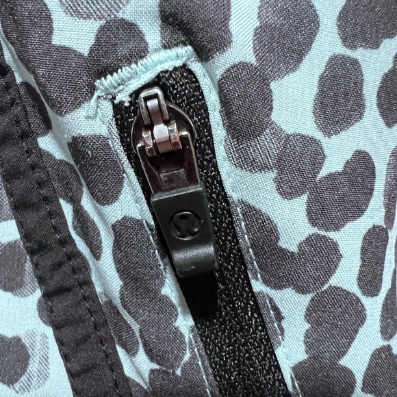 Lululemon  Tracker Short Ill
Ace Spot Tranquil Blue size 6 EUC women’s - Picture 4 of 5